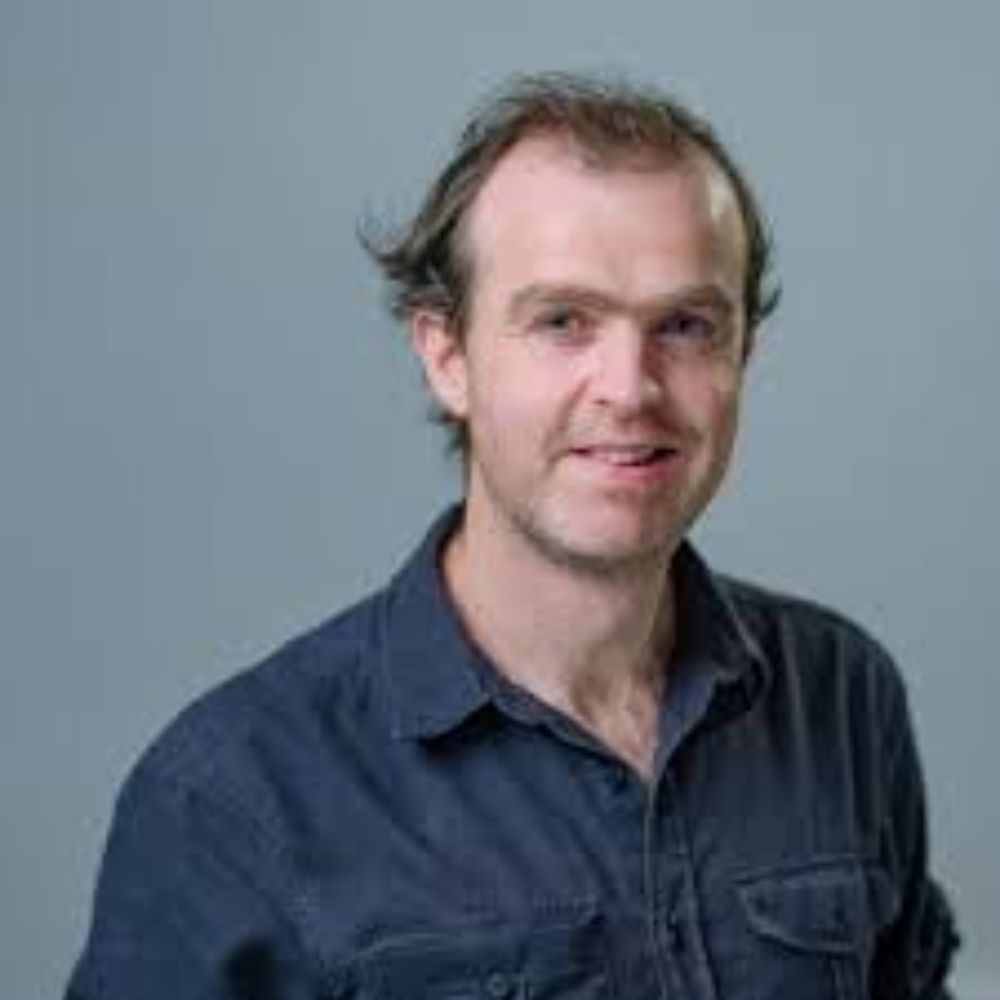 Damian Clarke, investigador del Instituto Milenio MIPP, presentó los resultados que vinculan cuotas de género en parlamentos con una reducción significativa en la mortalidad materna.